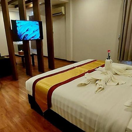 Royal Crown Hotel Yangon Exteriör bild
