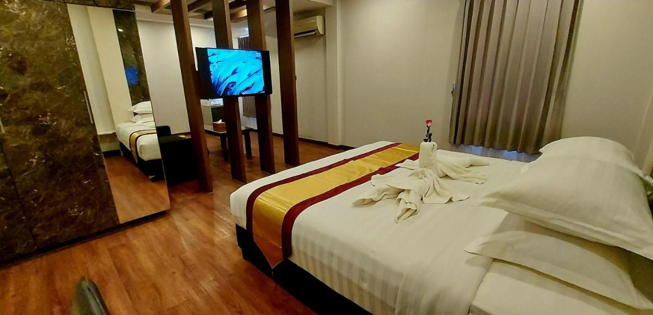 Royal Crown Hotel Yangon Exteriör bild