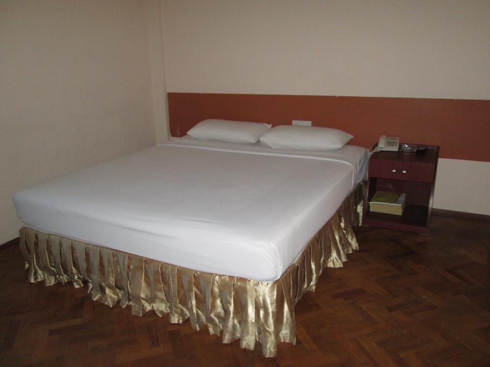 Royal Crown Hotel Yangon Exteriör bild