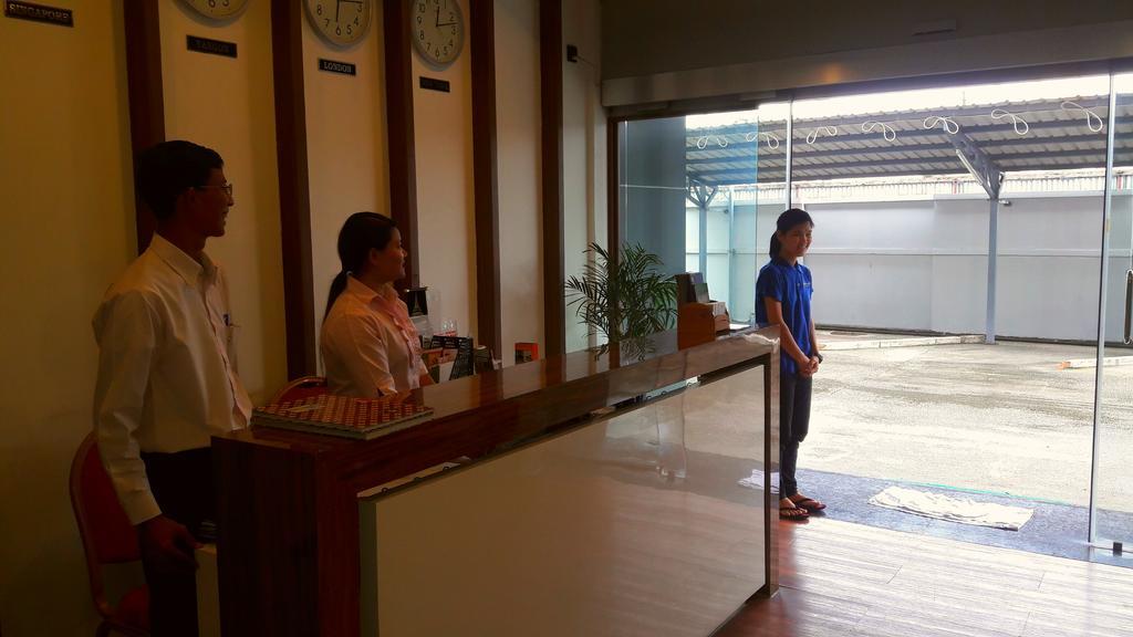 Royal Crown Hotel Yangon Exteriör bild