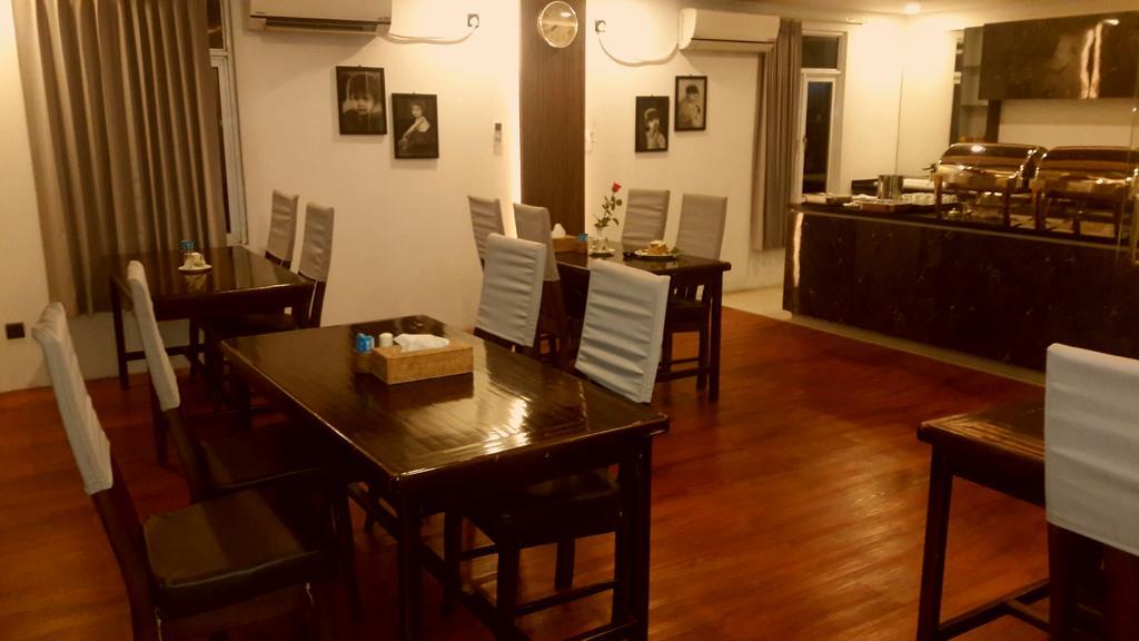 Royal Crown Hotel Yangon Exteriör bild