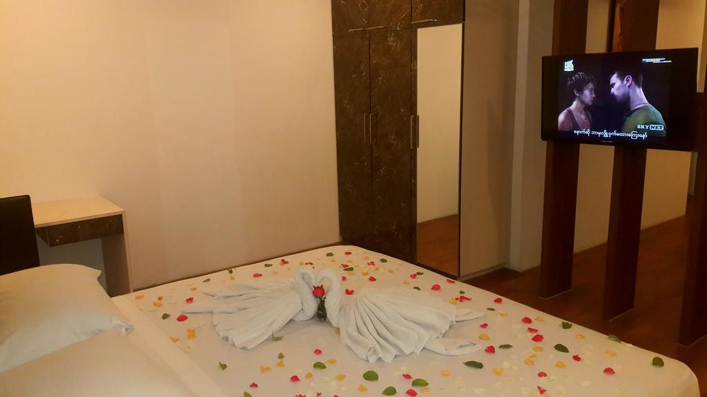 Royal Crown Hotel Yangon Exteriör bild