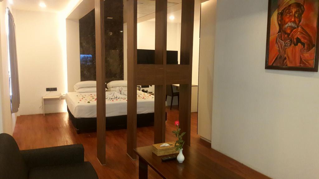 Royal Crown Hotel Yangon Exteriör bild