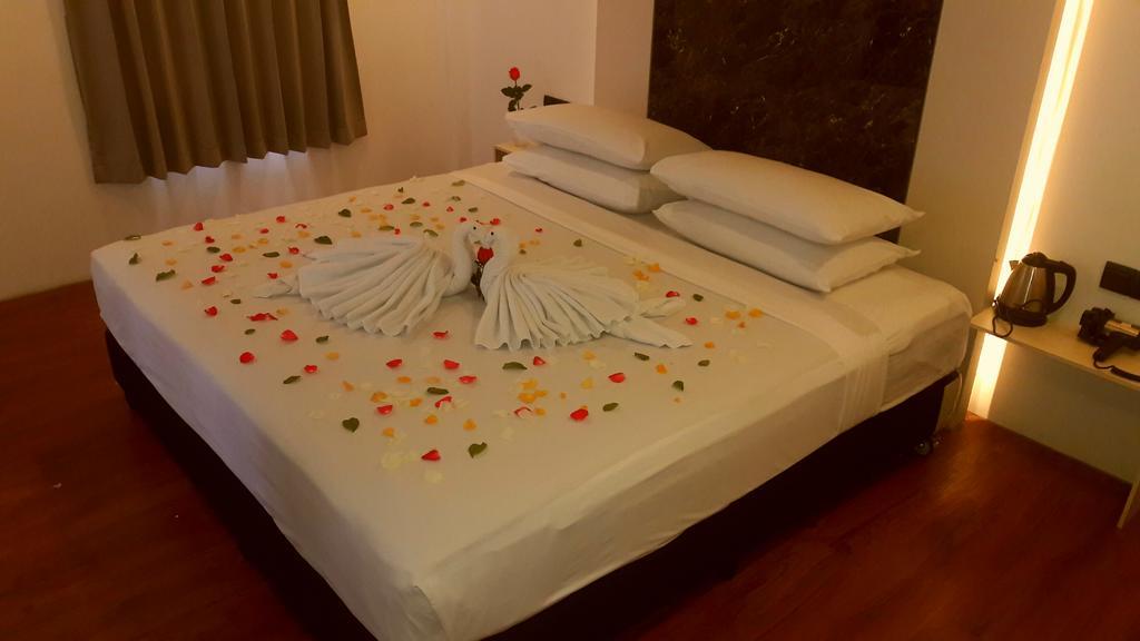 Royal Crown Hotel Yangon Exteriör bild