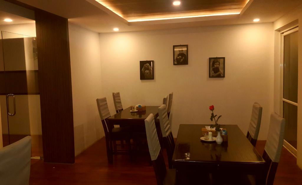 Royal Crown Hotel Yangon Exteriör bild