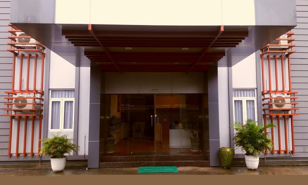 Royal Crown Hotel Yangon Exteriör bild